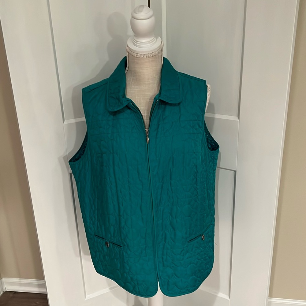 CJ Banks Green Quilted Vest Zipper Front, Lined, Button Closure Pockets